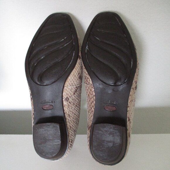 Clarks Everyday Womens Beige Faux Snakeskin Leather Loafer - Size 6M - Picture 9 of 9